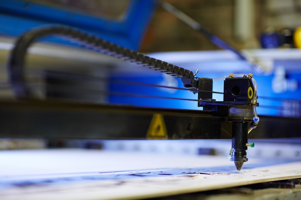 laser grawerujący w metalu